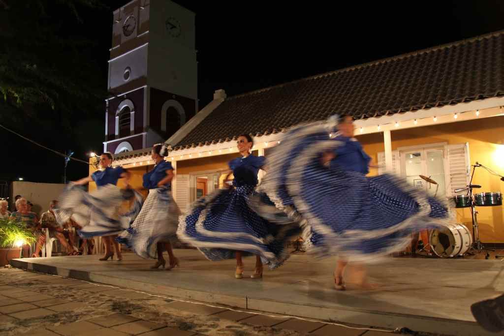 Summer in Aruba: Festive Buffets, Beach Beats & Local Flavors