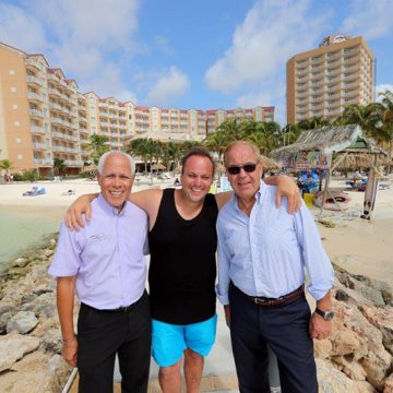 Famous-Dutch-Singer-and-TV-personality-on-vacation-in-Aruba-02.jpg